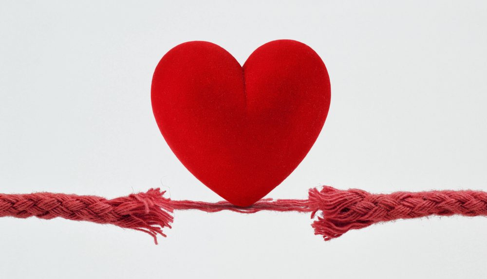 Illustration d’un cœur suspendu à une corde prête à céder, symbolisant l’insuffisance cardiaque sévère