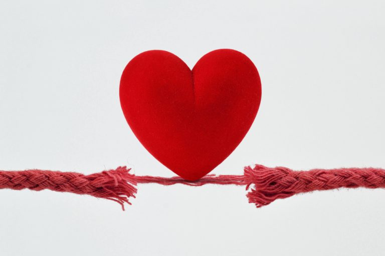 Illustration d’un cœur suspendu à une corde prête à céder, symbolisant l’insuffisance cardiaque sévère