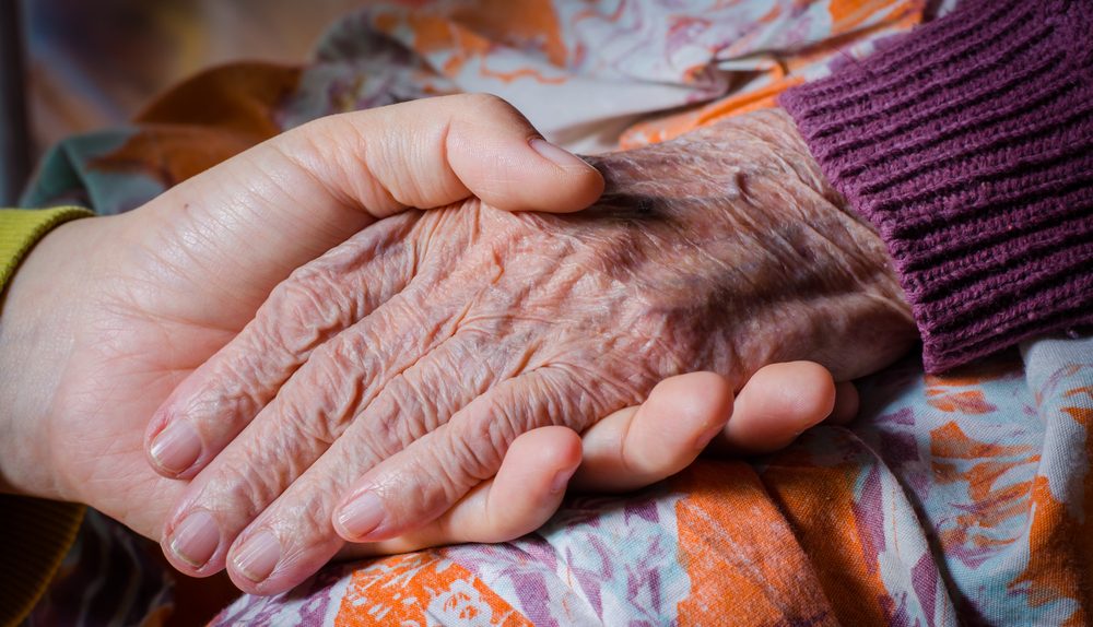 Des mains entrelacées symbolisant le soutien, l’écoute et l’accompagnement des patients atteints d’insuffisance cardiaque