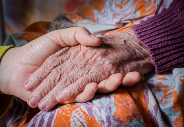 Des mains entrelacées symbolisant le soutien, l’écoute et l’accompagnement des patients atteints d’insuffisance cardiaque
