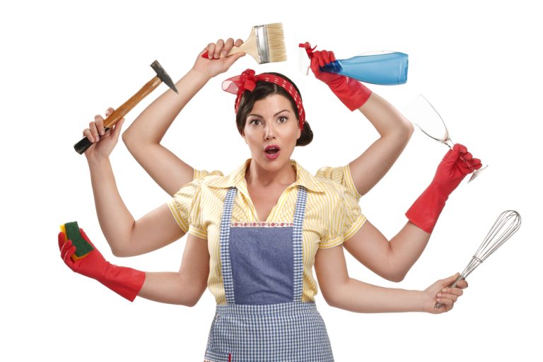 Femme multitâche tenant plusieurs objets ménagers et outils.