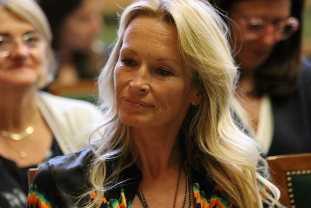 Estelle Lefébure entourée du Professeur Pierre-Emmanuel Morange et de Xavier Darcos lors d’une cérémonie à l’Institut de France