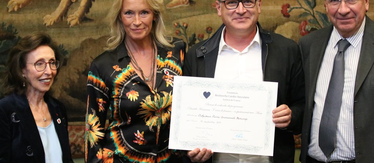 Groupe de personnes lors d’une remise de prix liée à la recherche cardio-vasculaire.