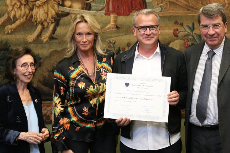 Groupe de personnes lors d’une remise de prix liée à la recherche cardio-vasculaire.