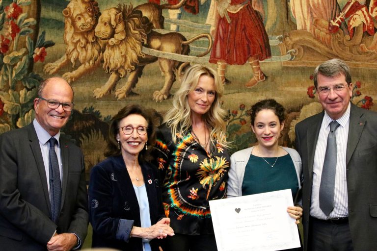 Groupe de personnes lors d’une remise de prix liée à la recherche cardio-vasculaire.