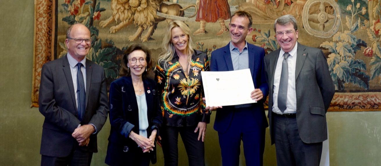 Groupe de personnes lors d’une remise de prix liée à la recherche cardio-vasculaire.
