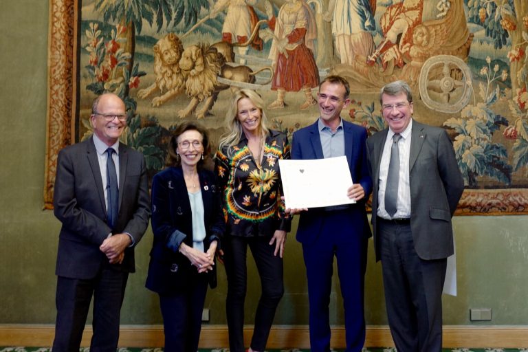 Groupe de personnes lors d’une remise de prix liée à la recherche cardio-vasculaire.