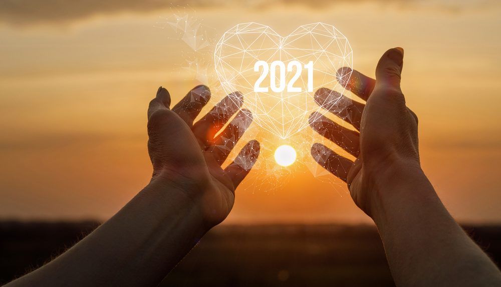 Mains formant un cœur symbolisant la solidarité, l’espoir et la santé cardiovasculaire en 2021