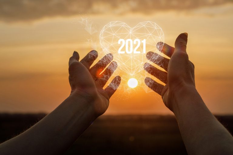 Mains formant un cœur symbolisant la solidarité, l’espoir et la santé cardiovasculaire en 2021