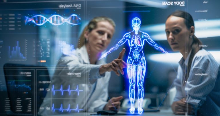 Deux scientifiques observant un écran numérique illustrant les avancées du jumeau numérique appliqué au cœur humain