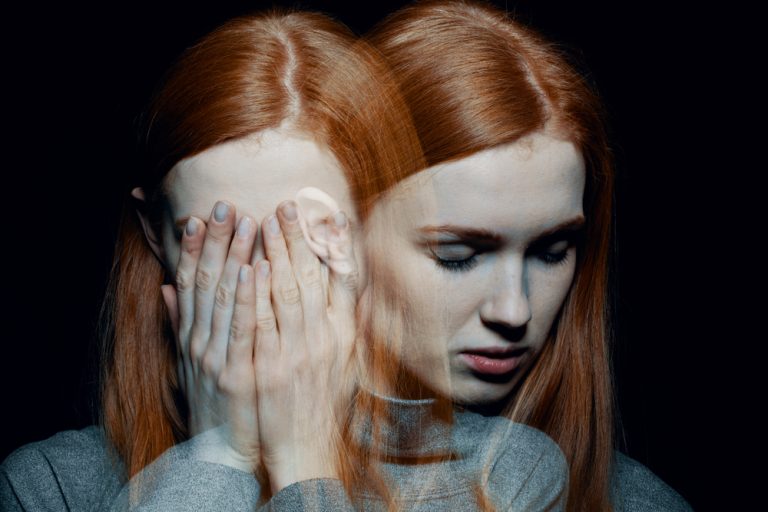 Femme semblant en détresse psychologique illustrant l’impact du stress et des troubles émotionnels sur la santé cardiovasculaire