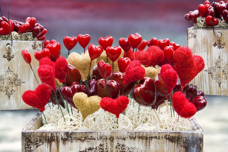 Bouquet de cœurs symbolisant l’amour, le partage et la santé cardiovasculaire pendant les fêtes de fin d’année