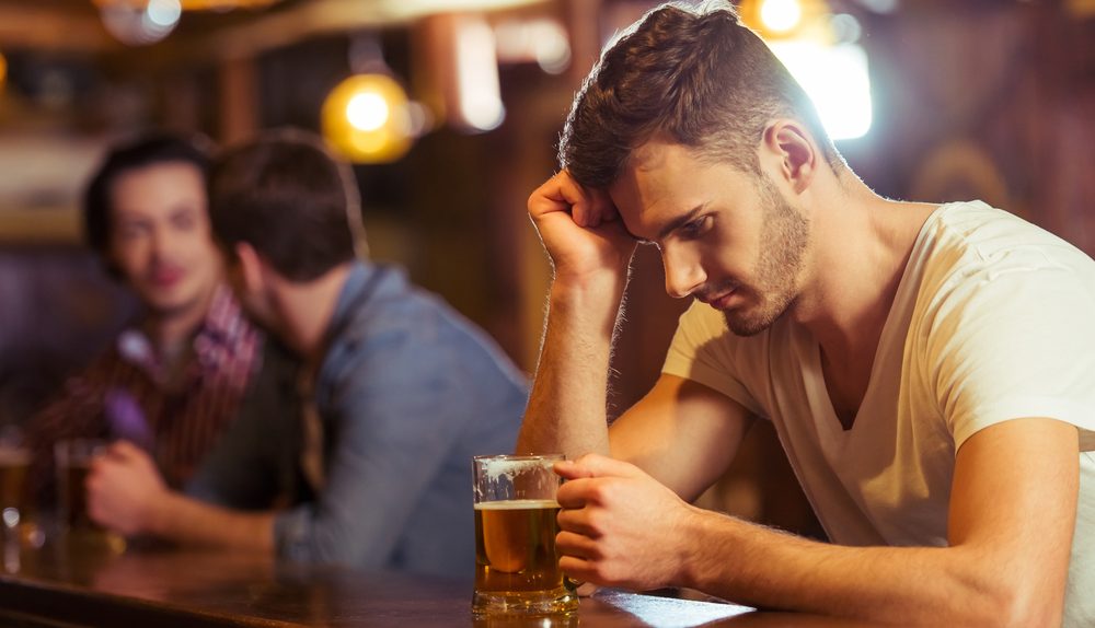 Homme consommant de l’alcool pour illustrer les risques des addictions sur la santé cardiovasculaire