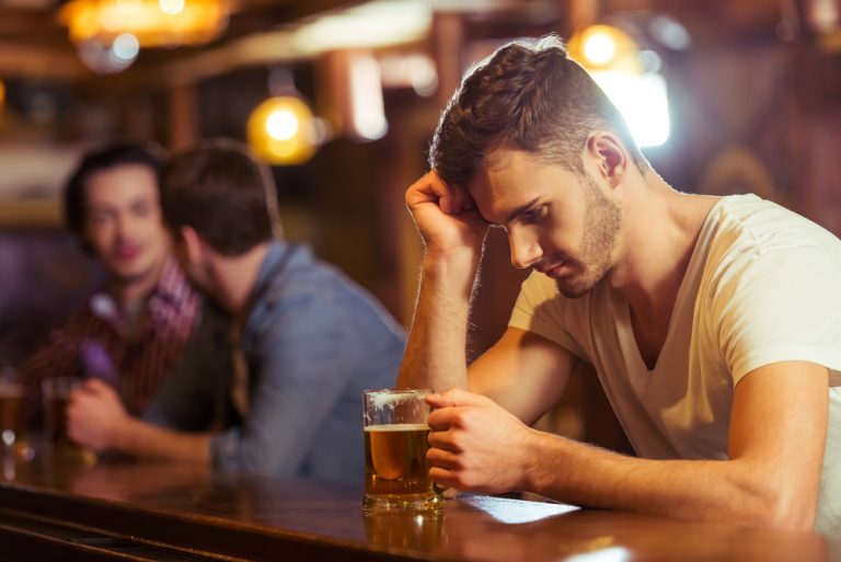 Homme consommant de l’alcool pour illustrer les risques des addictions sur la santé cardiovasculaire