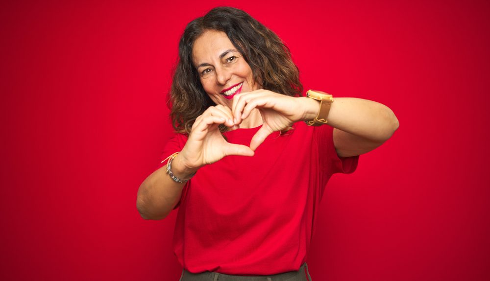 Femme formant un cœur avec ses mains pour symboliser l’amour et la prévention cardiovasculaire à la Saint-Valentin