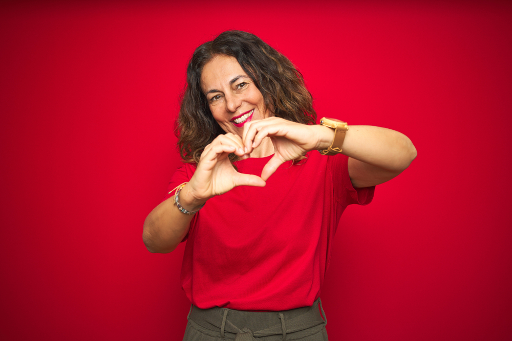 Femme formant un cœur avec ses mains pour symboliser l’amour et la prévention cardiovasculaire à la Saint-Valentin
