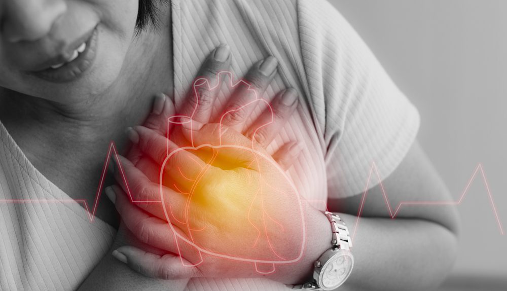 Personne ressentant une vive douleur dans la poitrine illustrant les symptômes de l’insuffisance cardiaque