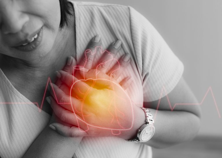 Personne ressentant une vive douleur dans la poitrine illustrant les symptômes de l’insuffisance cardiaque