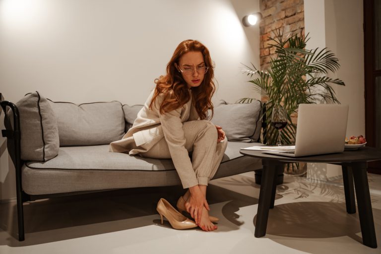 Femme souffrant d’une douleur à la jambe pouvant évoquer une thrombose veineuse ou une maladie thromboembolique