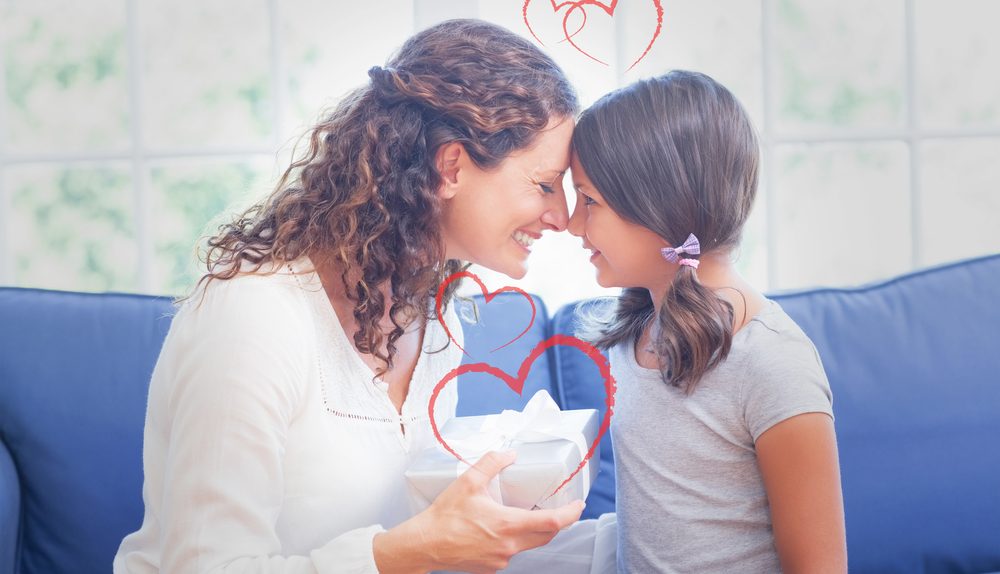 Mère et fille complices partageant un moment de tendresse pour illustrer la santé cardiovasculaire des femmes et le bien-être familial