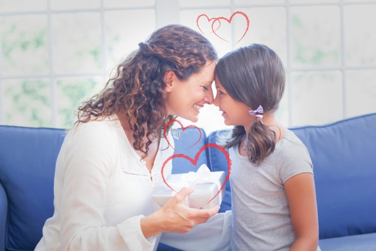Mère et fille complices partageant un moment de tendresse pour illustrer la santé cardiovasculaire des femmes et le bien-être familial