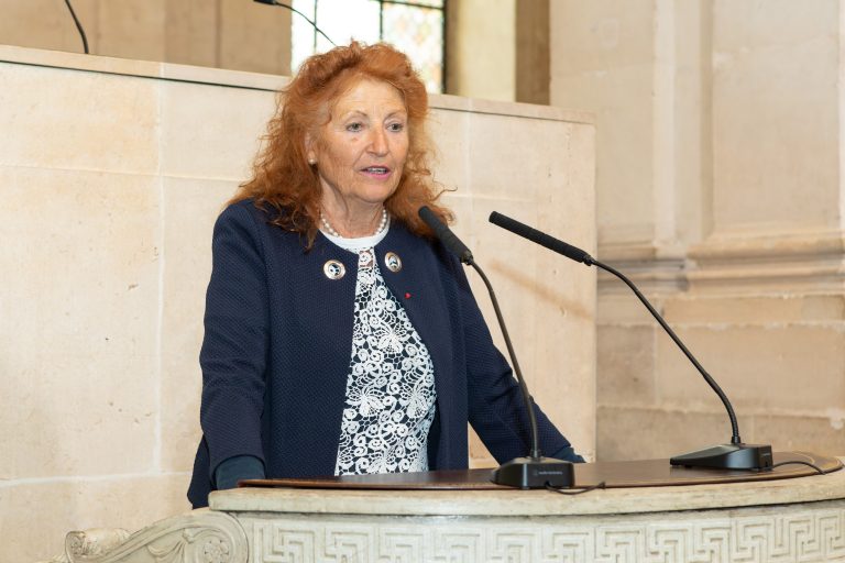 Portrait de Catherine Llorens-Cortes lors de la remise de la médaille des applications des sciences à l’Institut de France