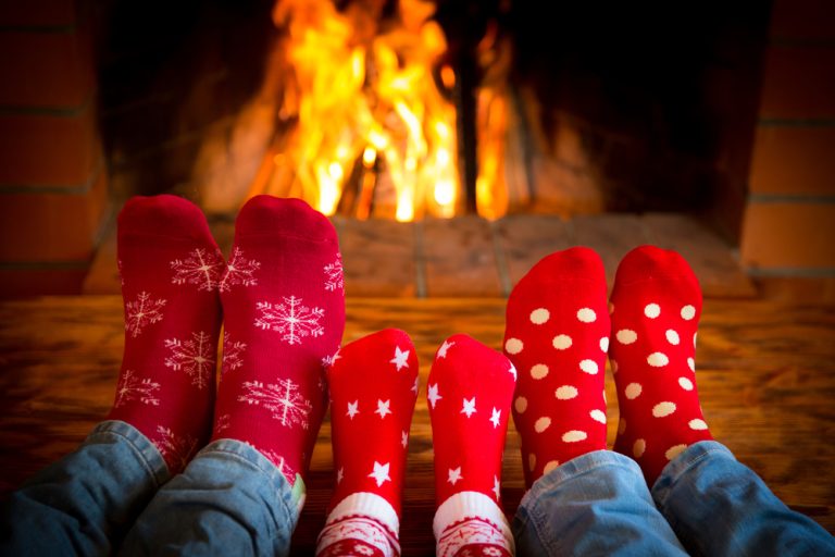 Feu de cheminée chaleureux illustrant les fêtes de fin d’année, le réconfort et la solidarité autour de la santé cardiovasculaire