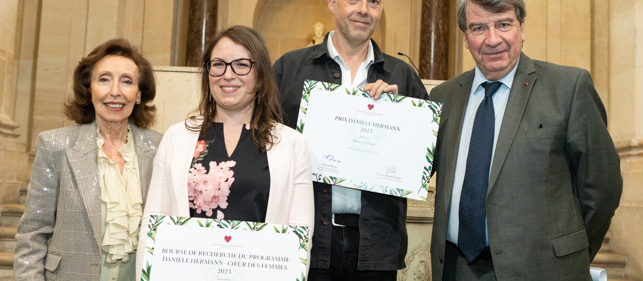 Remise de prix lors d’une cérémonie officielle récompensant des projets de recherche dans le domaine de la santé et de la cardiologie.