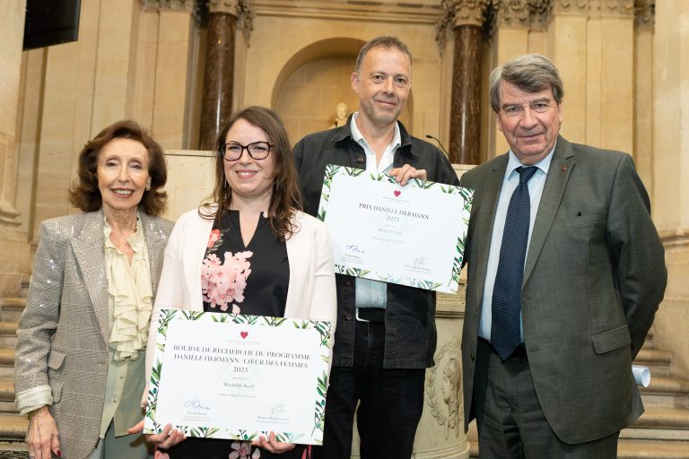 Remise de prix lors d’une cérémonie officielle récompensant des projets de recherche dans le domaine de la santé et de la cardiologie.