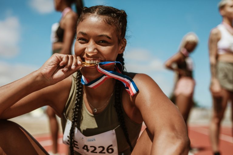 Athlète olympique avec une médaille illustrant les bienfaits de l’activité physique sur la santé cardiovasculaire et le bien-être