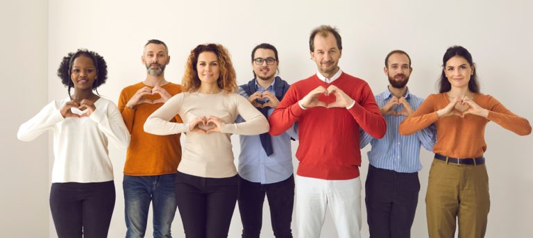 Plusieurs personnes formant un cœur avec leurs mains pour symboliser les cardiopathies congénitales, la solidarité et la prévention cardiovasculaire