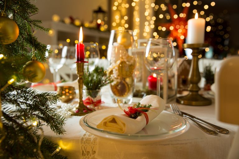 Repas de Noël festif et équilibré illustrant les fêtes de fin d’année et la prévention cardiovasculaire