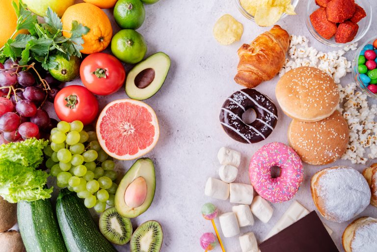 Comparaison entre une alimentation saine et des aliments sucrés ultra-transformés illustrant les effets du sucre sur la santé cardiovasculaire