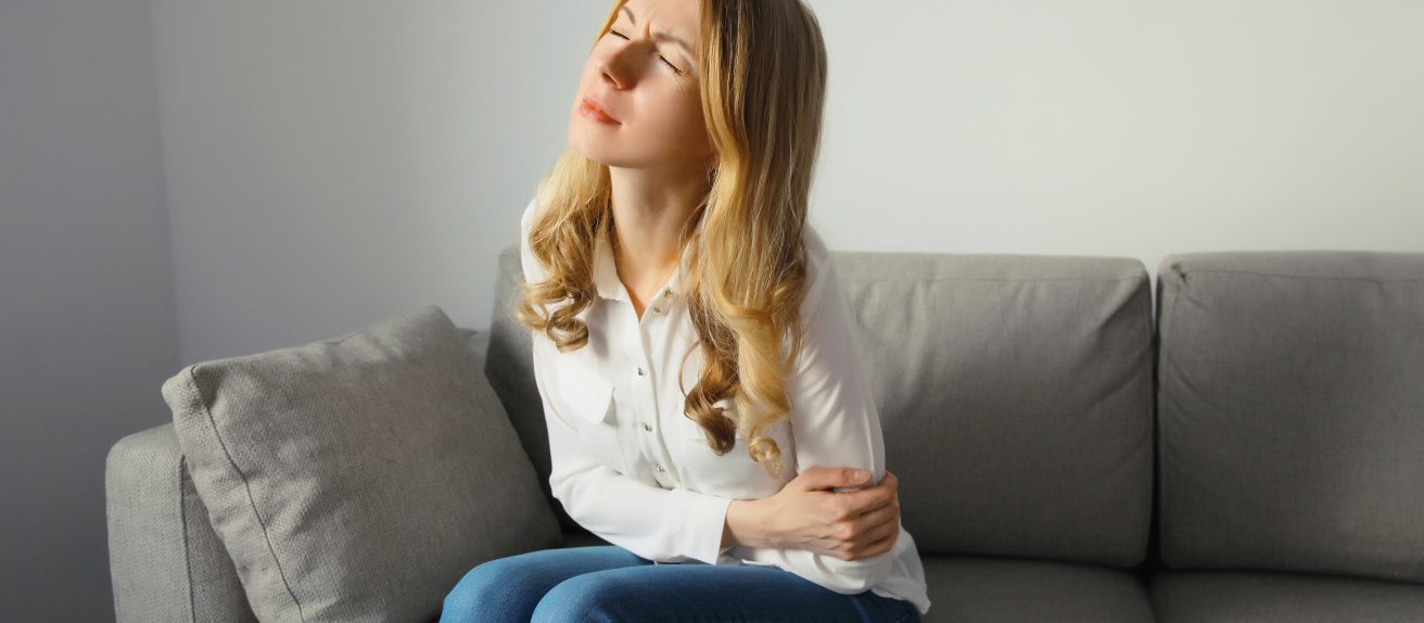 Femme souffrant de douleurs au bas du ventre illustrant l’endométriose, le SOPK et les risques cardiovasculaires chez les femmes