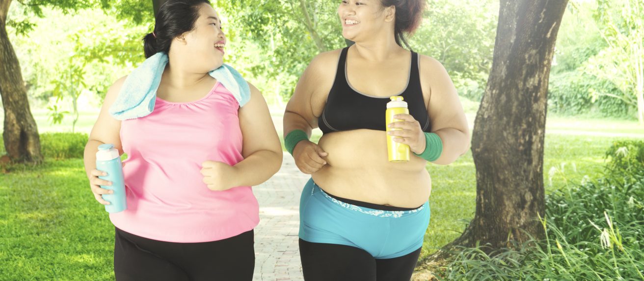 Deux femmes en surpoids faisant un footing pour illustrer la prévention cardiovasculaire, l’activité physique et la prise en charge de l’obésité