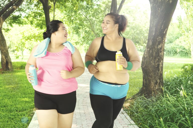 Deux femmes en surpoids faisant un footing pour illustrer la prévention cardiovasculaire, l’activité physique et la prise en charge de l’obésité