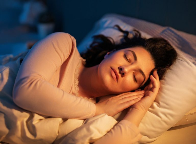 Femme dormant paisiblement illustrant les bienfaits du sommeil sur la santé cardiovasculaire et la récupération du cœur