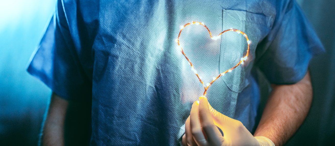 Chirurgien formant un cœur lumineux avec ses mains illustrant l’ablation par radiofréquence