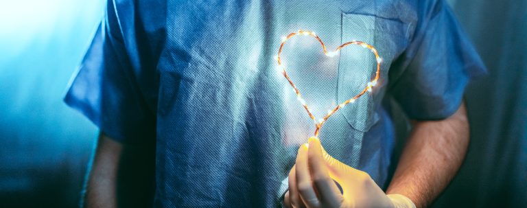 Chirurgien formant un cœur lumineux avec ses mains illustrant l’ablation par radiofréquence