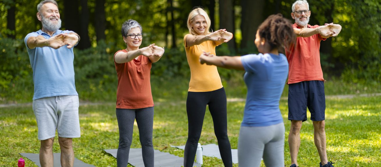 Personnes s'étirant en extérieur illustrant les bienfaits de l’activité physique sur la santé cardiovasculaire