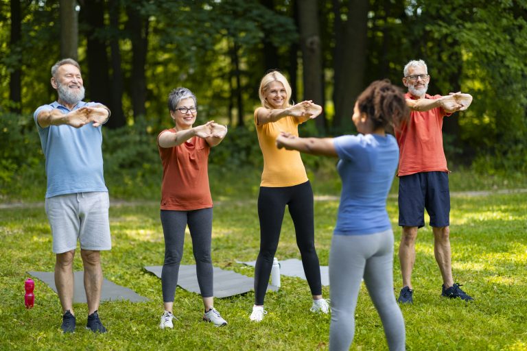 Personnes s'étirant en extérieur illustrant les bienfaits de l’activité physique sur la santé cardiovasculaire