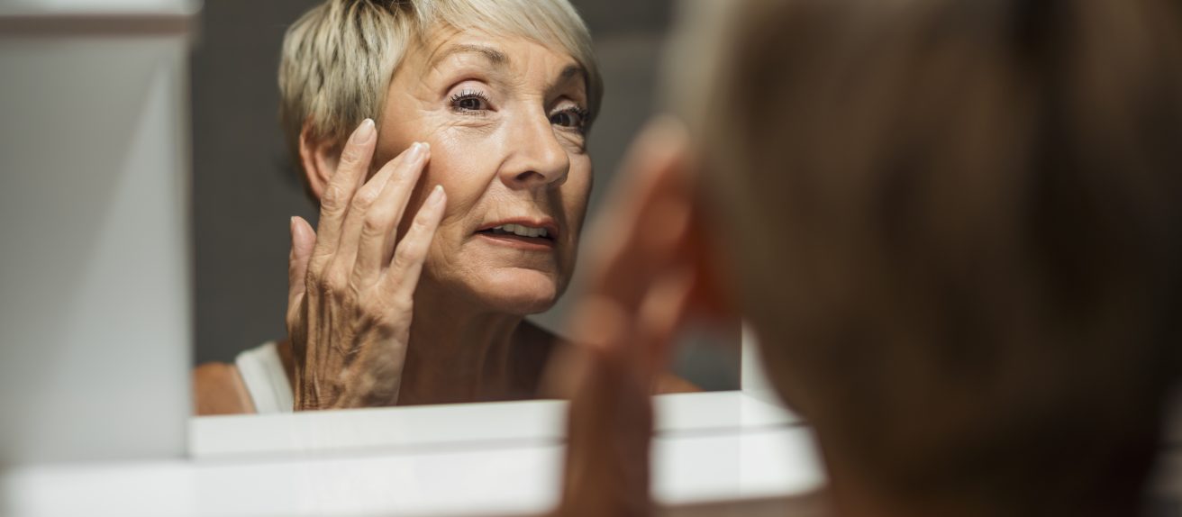 Femme adulte se regardant dans un miroir illustrant l’impact de l’âge sur la santé cardiovasculaire