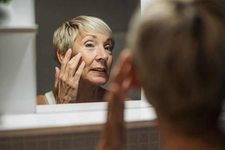 Femme adulte se regardant dans un miroir illustrant l’impact de l’âge sur la santé cardiovasculaire