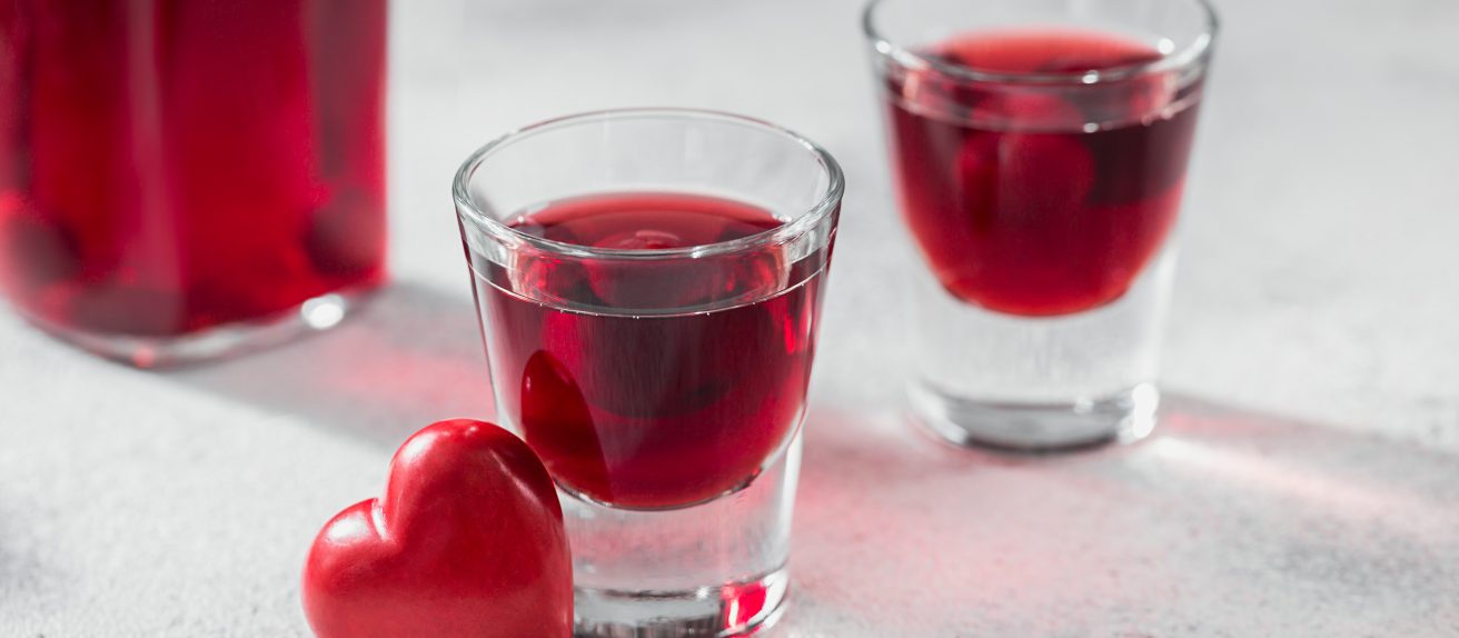 Verres d’alcool sur une table illustrant l’impact de la consommation d’alcool sur la santé cardiovasculaire