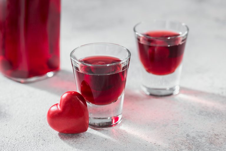 Verres d’alcool sur une table illustrant l’impact de la consommation d’alcool sur la santé cardiovasculaire