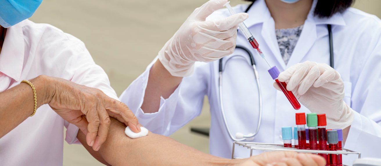 Médecin réalisant une prise de sang pour un bilan lipidique