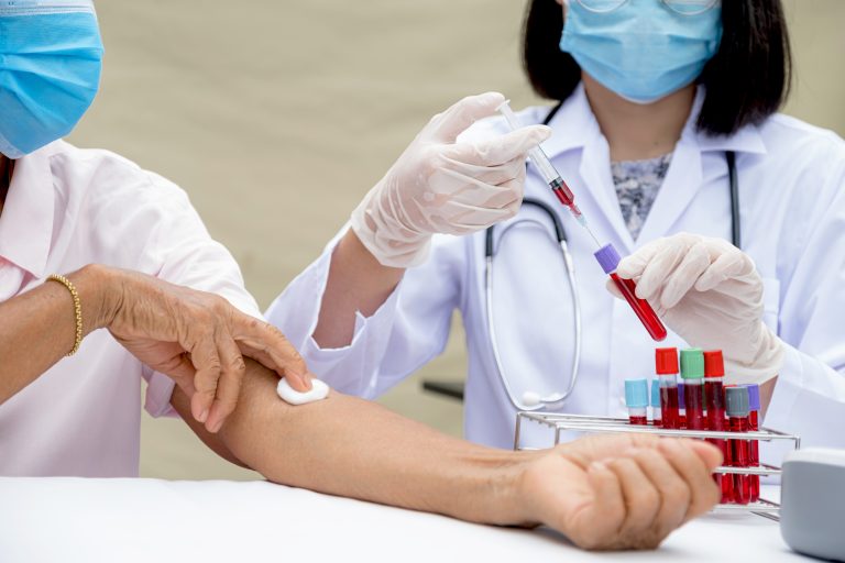 Médecin réalisant une prise de sang pour un bilan lipidique