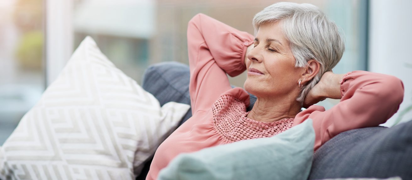 Femme se reposant sur un canapé illustrant la période de récupération après une opération cardiaque