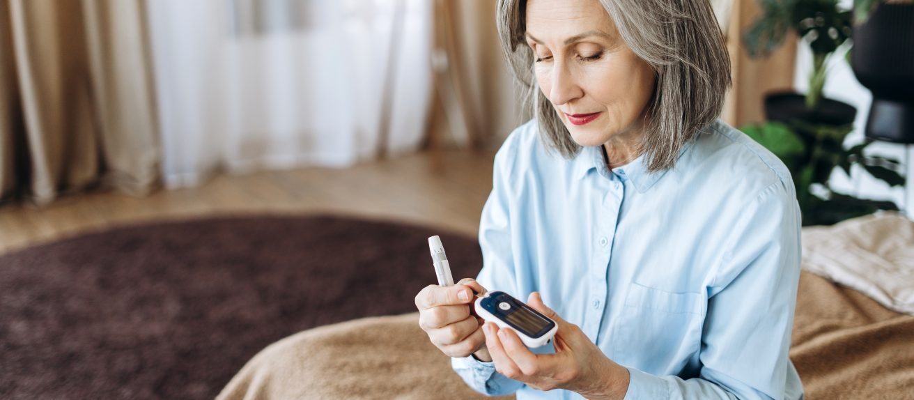 Personne mesurant sa glycémie illustrant l’impact du diabète de type 2 sur la santé cardiovasculaire