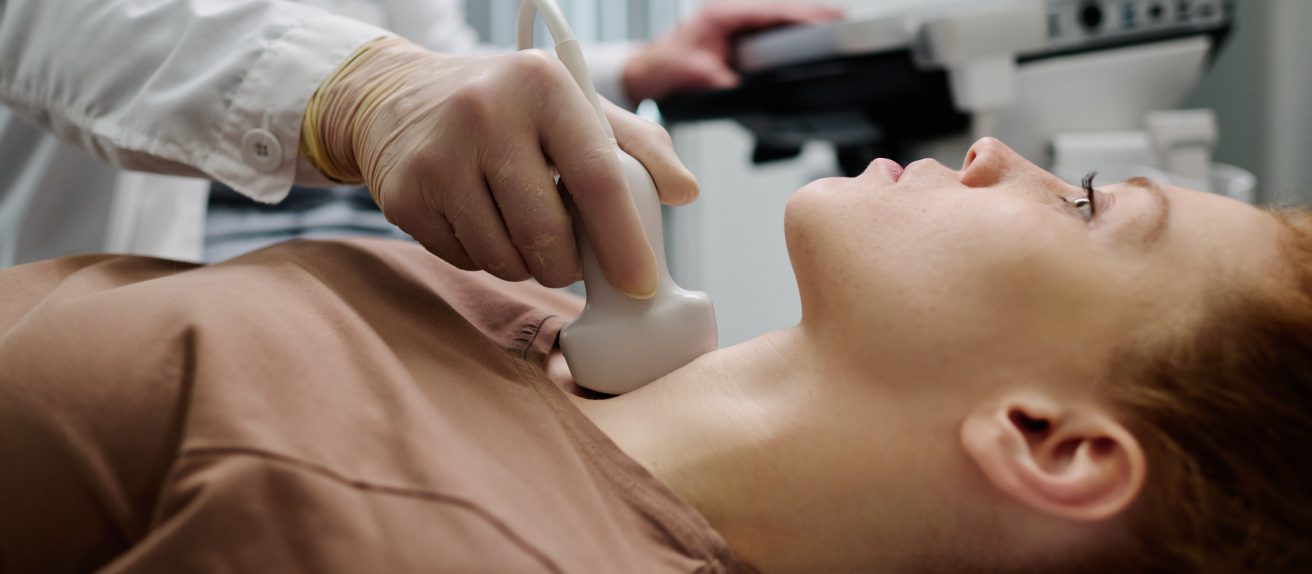 Médecin réalisant une échocardiographie transœsophagienne avec une sonde introduite par l’œsophage
